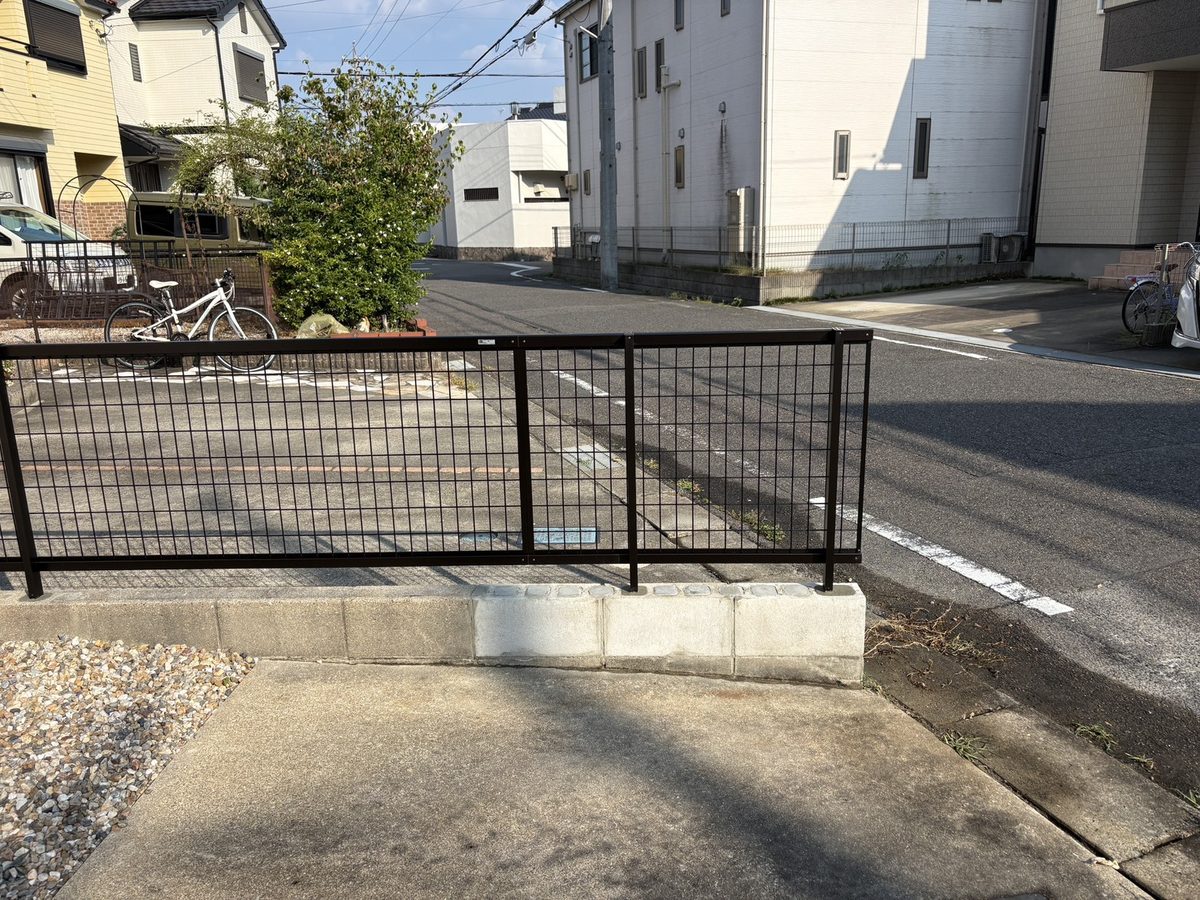 施工後:ブロックを積み直してフェンスを付けた境界