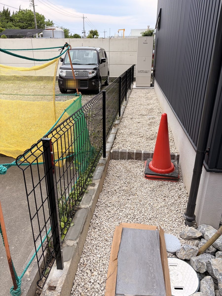 施工後:フェンスを立てて砂利を敷いた通路