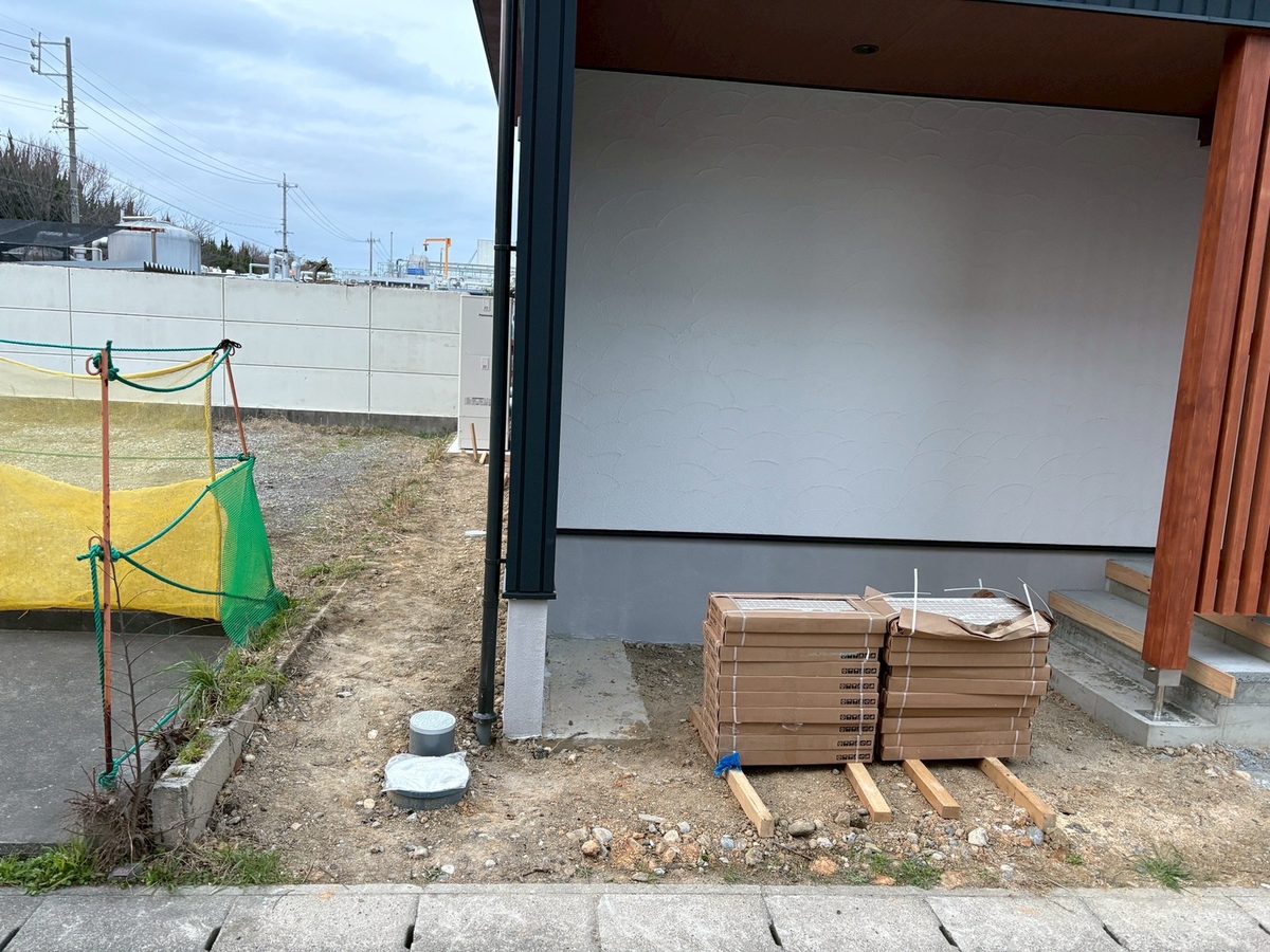 施工前:土がむき出しの家の脇