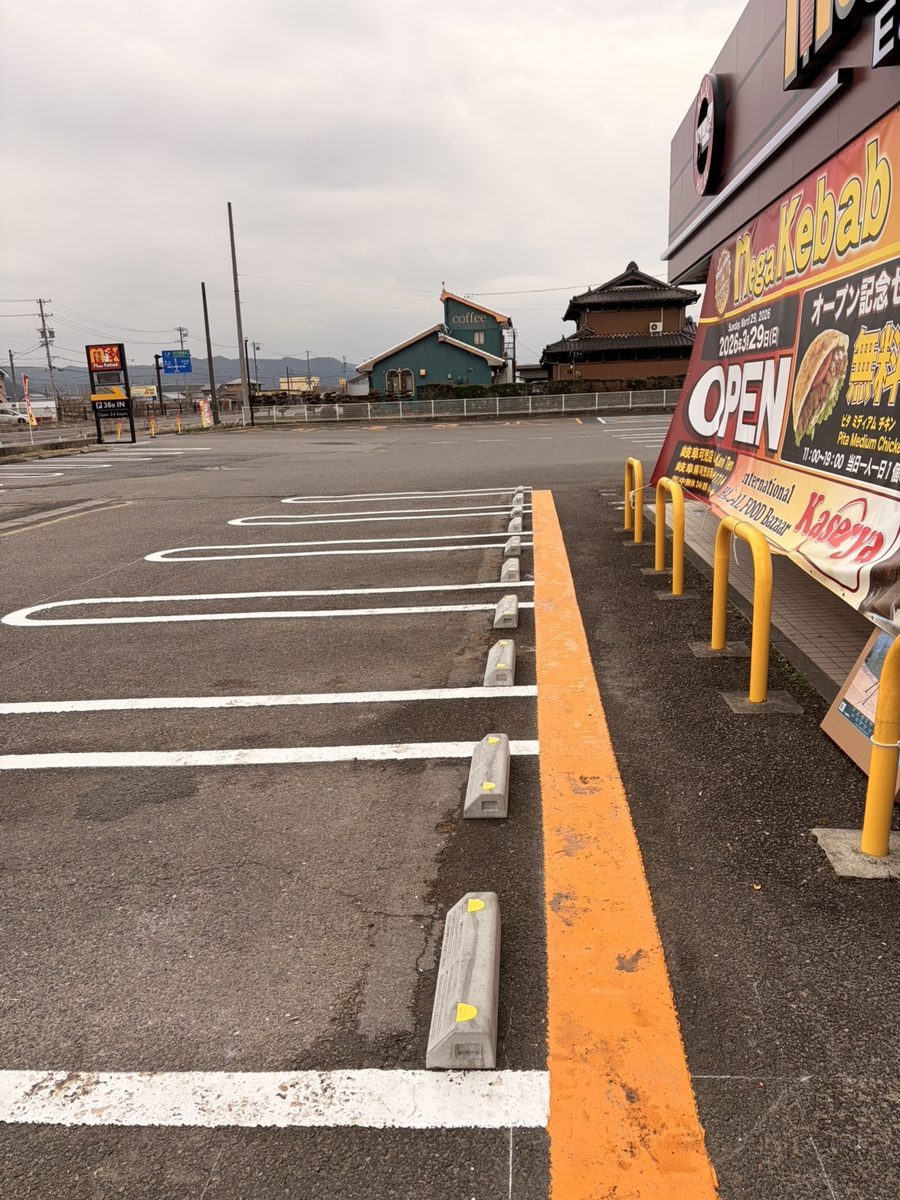 白線を引き直し、車止めを並べた店舗の駐車場